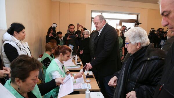 Президент Грузии Георгий Маргвелашвили проголосовал на выборах в местные органы власти - Sputnik Грузия