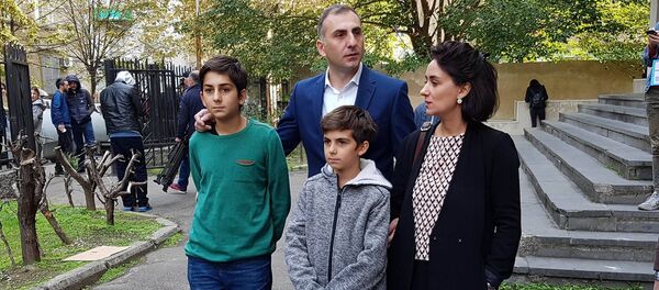 თბილისის მერობს კანდიდატი ალექსანდრე ელისაშვილი საარჩევნო უბანზე ოჯახთან ერთად თბილისის მერობს კანდიდატი ალექსანდრე ელისაშვილი საარჩევნო უბანზე ოჯახთან ერთად - Sputnik საქართველო