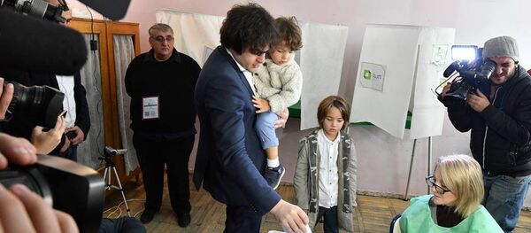 Председатель парламента Ираклий Кобахидзе голосует на выборах - Sputnik Грузия