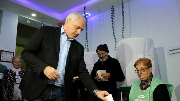 Министр внутренних дел Грузии Георгий Мгебришвили голосует на выборах - Sputnik Грузия