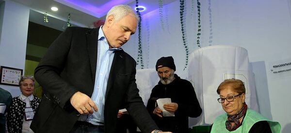 Министр внутренних дел Грузии Георгий Мгебришвили голосует на выборах - Sputnik Грузия