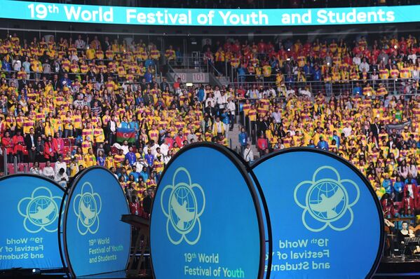 Зрители и участники ВФМС на церемонии открытия XIX Всемирного фестиваля молодежи и студентов в Ледовом дворце Большой в Сочи - Sputnik Грузия