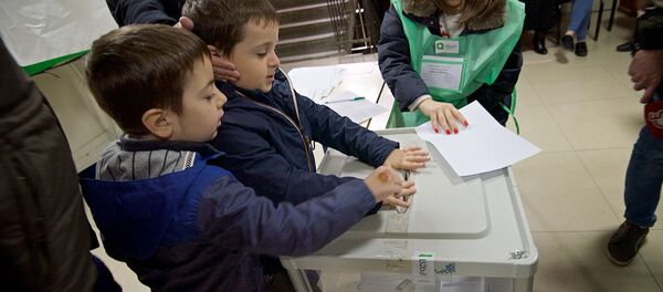 საარჩევნო ყუთთან საარჩევნო ყუთთან - Sputnik საქართველო