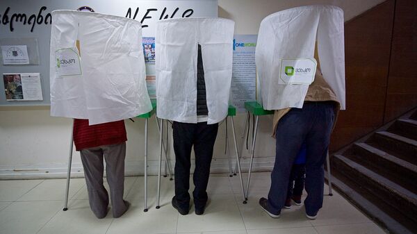 Избиратели принимают участие в процессе голосования - Sputnik Грузия