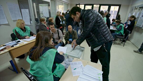Избиратели принимают участие в процессе голосования - Sputnik Грузия