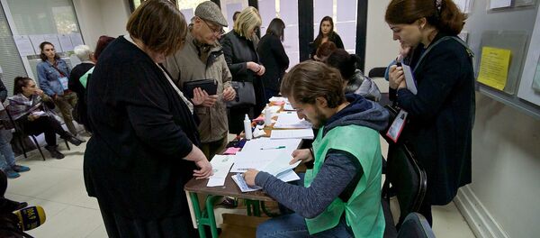 ამომრჩეველთა რეგისტრაცია კენჭისყეის წინ საარჩევნო უბანზე - Sputnik საქართველო