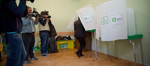 Операторы грузинских телеканалов снимают процесс голосования на одном из избирательных участков - Sputnik Грузия