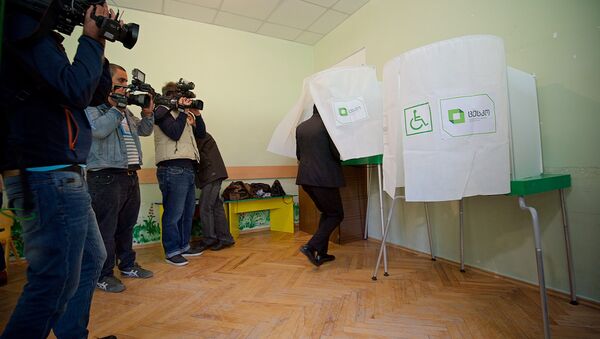 Операторы грузинских телеканалов снимают процесс голосования на одном из избирательных участков - Sputnik Грузия