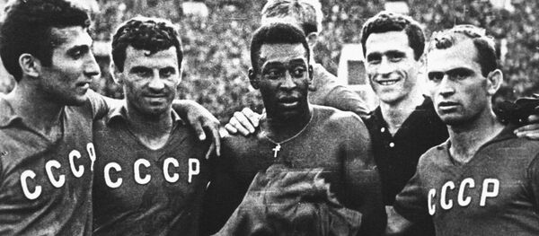 Знаменитый бразильский футболист Пеле (в центре), советские футболисты: нападающий Михаил Шалвович Месхи (1937-1991) (справа) и полузащитник Георгий Владимирович Сичинава (второй справа) - Sputnik Грузия