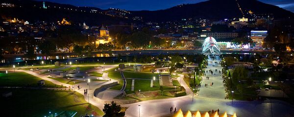 Ночной вид на Тбилиси и парк Рике Ночной вид на Тбилиси и парк Рике - Sputnik Грузия