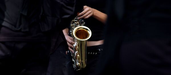 Музыкант с саксафоном в руках - Sputnik Грузия