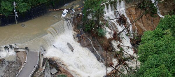 Разрушенная дорога в результате тайфуна Лан, Япония Разрушенная дорога в результате тайфуна Лан, Япония - Sputnik Грузия