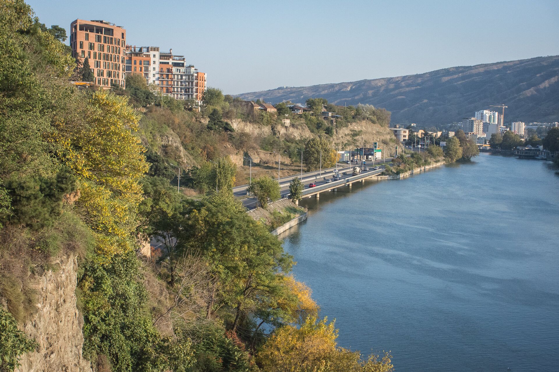 Набережная Тбилиси и река Кура - вид на район Исани - Sputnik Грузия, 1920, 31.08.2022