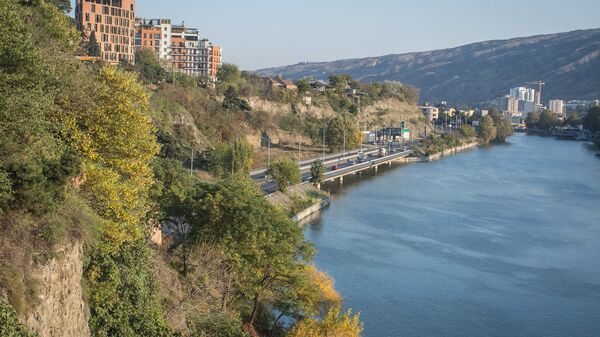 Набережная Тбилиси и река Кура - вид на район Исани - Sputnik Грузия