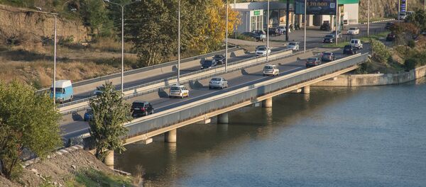 Набережная Тбилиси - мост после выезда из автомобильного тоннеля в районе Исани - Sputnik Грузия