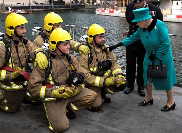 Королева Елизавета II посетила военный корабль в Вест-Индия, Лондон, Великобритания - Sputnik Грузия