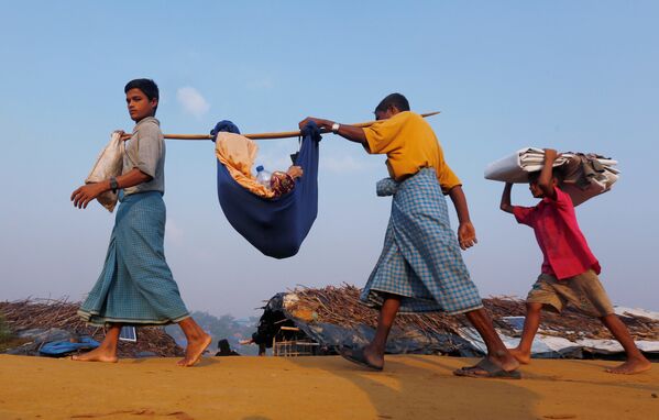Беженцы рохинья покидают Мьянму. На фото - беженцы уже на территории Бангладеш направляются к медицинскому центру, размещенному во временном лагере - Sputnik Грузия