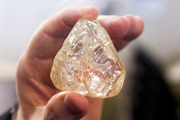 Бриллиант в 709 карат, найденный в Сьерра-Леоне и известный под названием Peace Diamond демонстрируют на аукционе на алмазной бирже Израиля в Рамат-Гане перед началом торгов - Sputnik Грузия