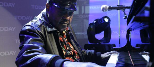 Легенда музыки Фэтс Домино выступает в ходе телевизионного шоу в Нью-Йорке, фото сделано 9 ноября 2007 года - Sputnik Грузия