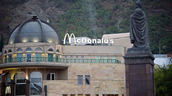 Памятник Шота Руставели и МакДональдс - Sputnik Грузия