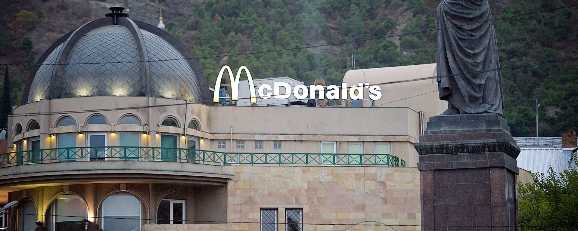 Памятник Шота Руставели и МакДональдс - Sputnik Грузия, 1920, 30.01.2026