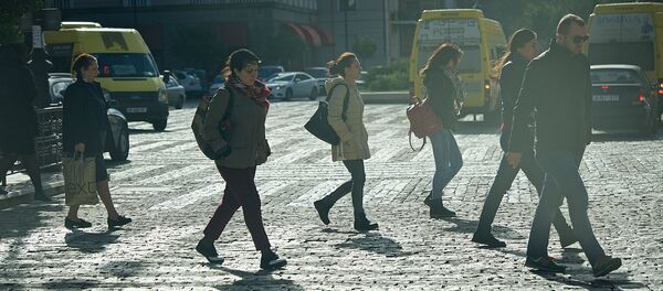Прохожие переходят перекресток на пересечении проспекта Агмашенебели и площади Марджанишвили - Sputnik Грузия