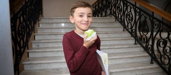 მოსწავლე ვაშლით მოსწავლე ვაშლით - Sputnik საქართველო