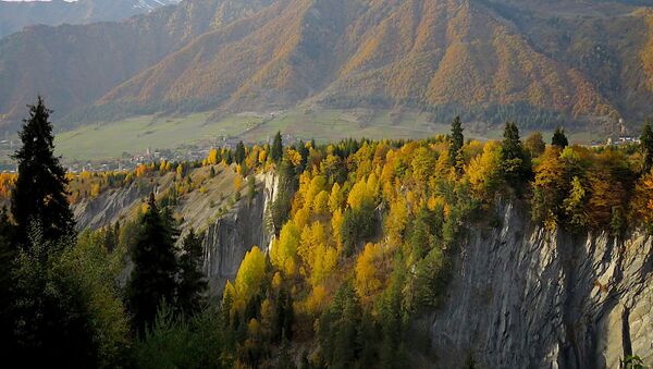 Виды региона Сванети - краски осени. Вид на горный пейзаж и высокогорный населенный пункт Местиа, центр Местийского муниципалитета - Sputnik Грузия