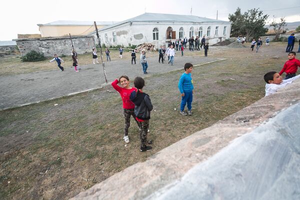 Тем временем в армянской школе, которую от сиротского дома отделяет кирпичная стена, наступила перемена, дети высыпали на улицу - Sputnik Грузия