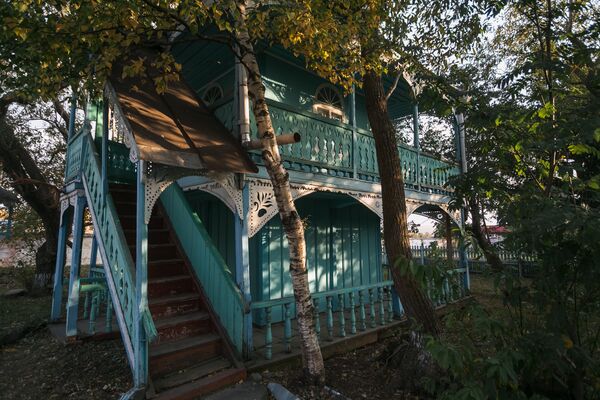 Сейчас Сиротский дом – это несколько построек с расписными деревянными ставнями и дверями - Sputnik Грузия
