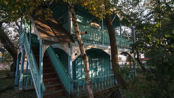 Сейчас Сиротский дом – это несколько построек с расписными деревянными ставнями и дверями. - Sputnik Грузия