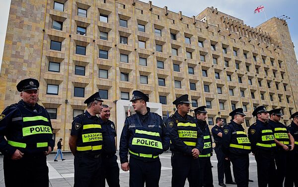 У здания правительственной администрации дежурила полиция, чтобы обеспечить порядок - Sputnik Грузия