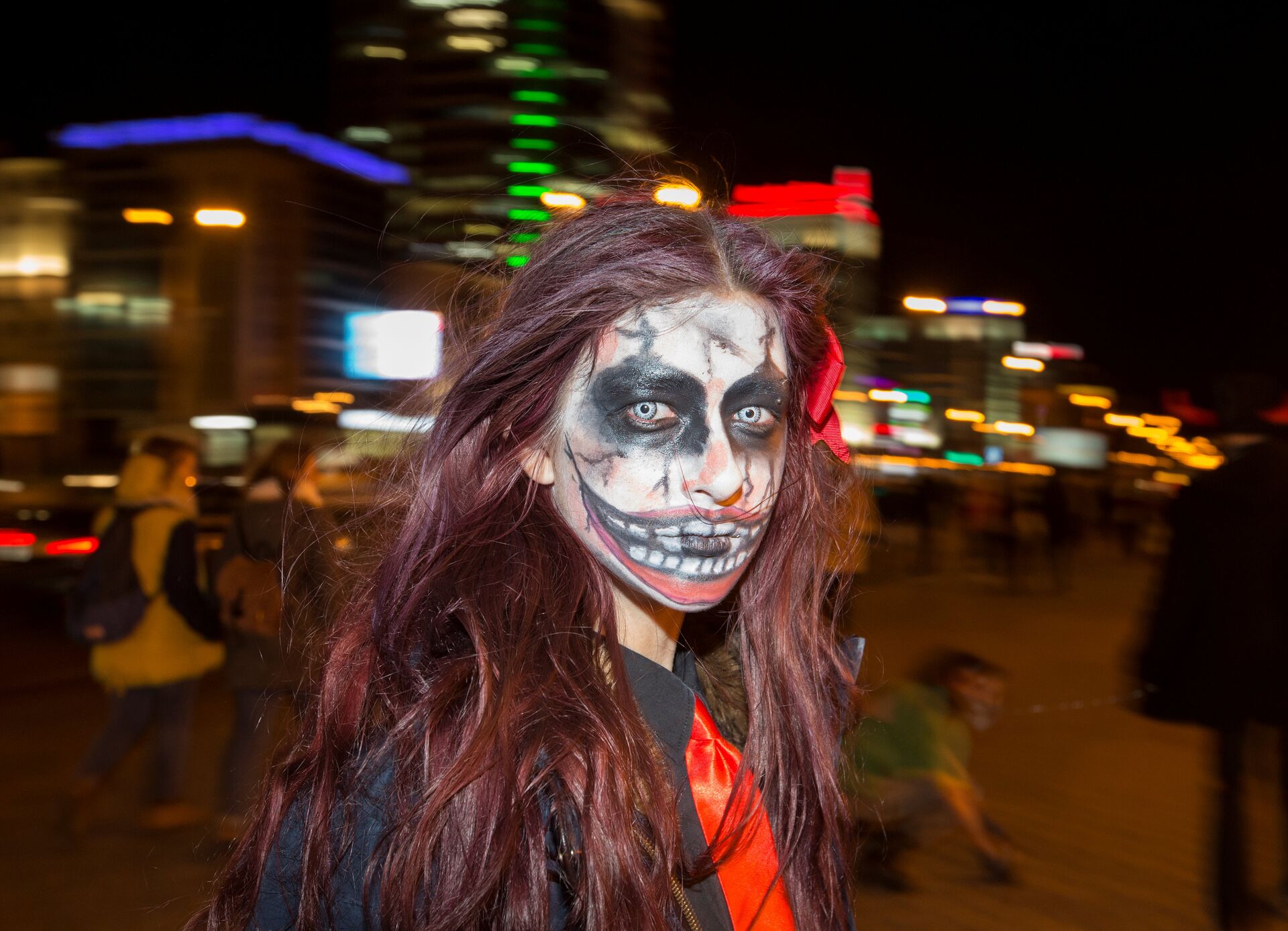 Девушка, лицо которой косметика превратила в маску зомби, отмечает Хэллоуин в Минске, Беларусь - Sputnik Грузия, 1920, 28.10.2021