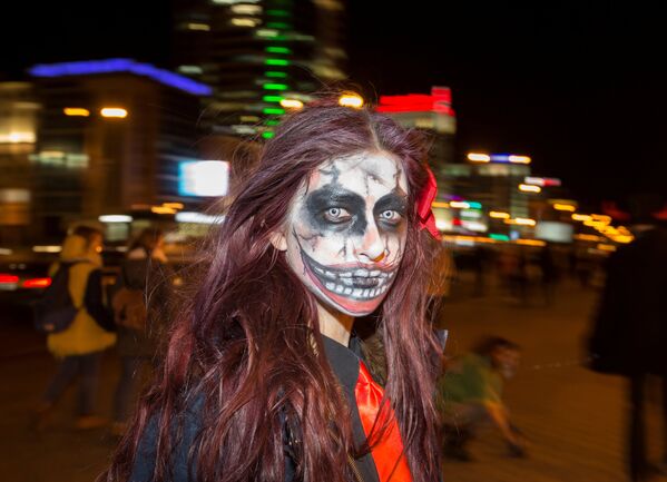 Девушка, лицо которой косметика превратила в маску зомби, отмечает Хэллоуин в Минске, Беларусь - Sputnik Грузия
