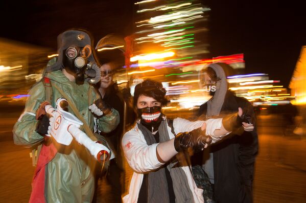 А вот белорусская молодежь не постеснялась выйти на улицы. Так одна из молодежных групп в маскарадных костюмах гуляла по улицам Минска, отмечая Хэллоуин - Sputnik Грузия