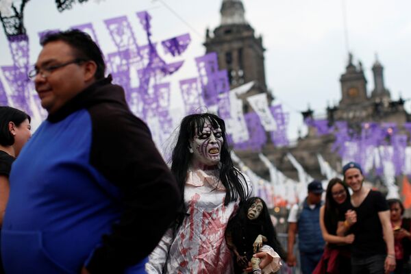 Жительница Мехико в маскарадном костюме, одетая как зомби, в городском районе Зокало отмечает Хэллоуин - Sputnik Грузия