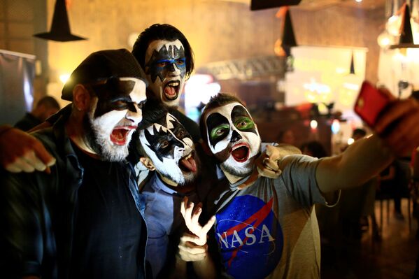 Жители Ирака тоже отмечали Хэллоуин. Правда, в таких костюмах по улицам они не гуляли. На фото - группа участников праздника в маскарадных костюмах в одном из кафе Багдада - Sputnik Грузия