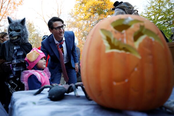 Премьер-министр Канады Джастин Трюдо вместе со своим сыном Адрианом участвуют в фестивале в честь праздника Хэллоуин в Оттаве, Онтарио - Sputnik Грузия