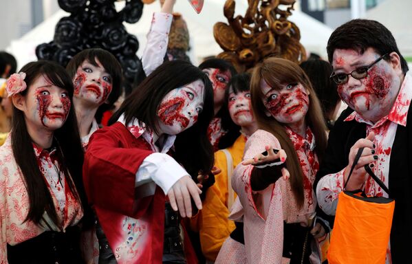 Участники костюмированного представления, приуроченного к празднику Хэллоуин, в Кавасаки - к югу от Токио, Япония - Sputnik Грузия