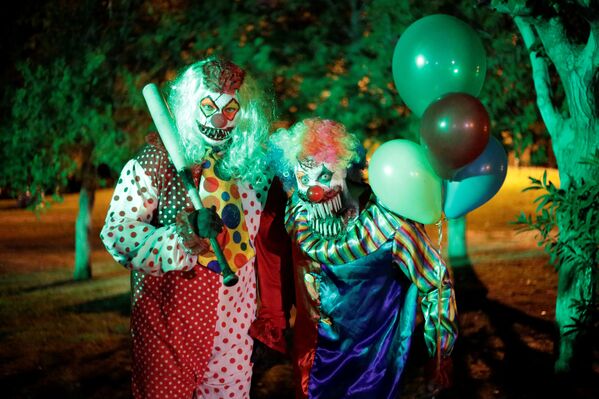 Участники вечеринки в честь праздника Хэллоуин в костюмах страшных клоунов в Сьюдад-Хуаресе, Мексика - Sputnik Грузия