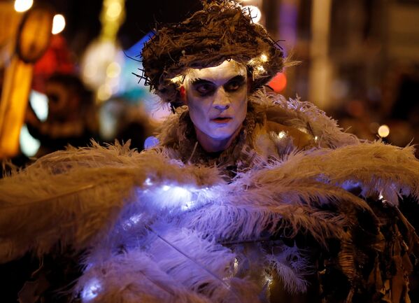 В честь праздника Хэллоуин в Ливерпуле, Великобритания, провели красочный карнавал фонарей - Sputnik Грузия