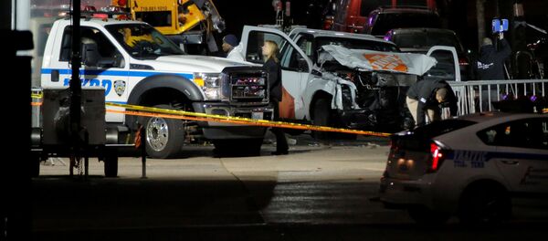 Полицейские и криминалисты на месте наезда грузовика на людей в Нью-Йорке - Sputnik Грузия
