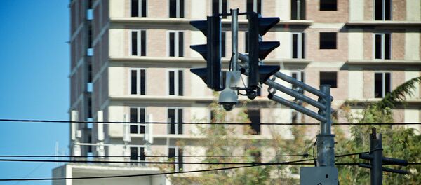 შუქნიშანი და ვიდეოკამერა თბილისის ერთ-ერთ ქუჩაზე - Sputnik საქართველო