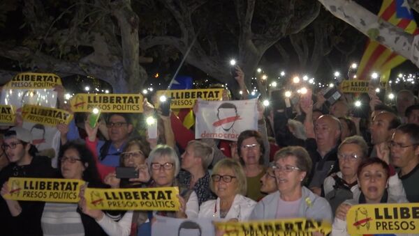 Тысячи жителей Барселоны протестовали против ареста каталонских политиков - Sputnik Грузия
