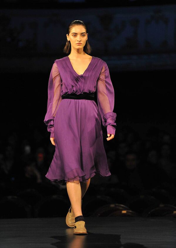 Одна из новых моделей женской одежды из коллекции дизайнера Salome - Sputnik Грузия