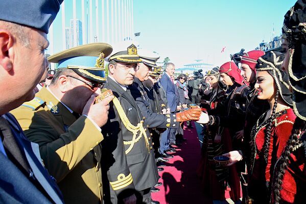 Военных моряков НАТО в Батуми встретили танцами и грузинским вином - Sputnik Грузия