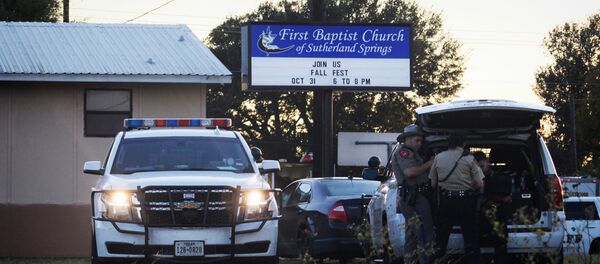 Представители офиса шерифа и криминалисты на месте стрельбы в Техасе - Sputnik Грузия
