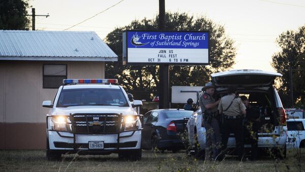Представители офиса шерифа и криминалисты на месте стрельбы в Техасе - Sputnik Грузия