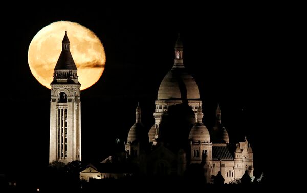 Луна поднимается над базиликой Сакре-Кер в Монмартре в Париже, Франция - Sputnik Грузия
