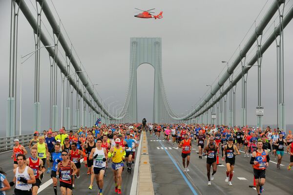 В Нью-Йорке прошел ежегодный марафон, участники которого преодолели 42 километра. Спортивное мероприятие собрало десятки тысяч участников и еще больше зрителей. В мероприятии участвовали лица с ОВЗ на инвалидных колясках - Sputnik Грузия